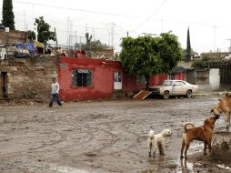 La fuga de agua reventó las tuberias y provocó un socavón que dejó a tres de las casas inhabitables. ARCHIVO /