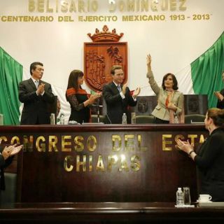 Entregan medalla 'Rosario Castellanos' a Ángeles Mastretta