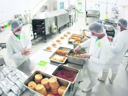 A TODO VAPOR. Esta empresa jalisciense prepara tamales y tacos que espera comercializar por varios países.  /