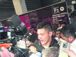 Aeropuerto. El jugador Raúl Jiménez partió ayer por la tarde rumbo a España donde se reunirá con su nuevo equipo el Atlético de Madrid. NTX /