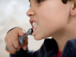 Los pequeños del hogar deben de aprender a cepillarse adecuadamente. ARCHIVO /