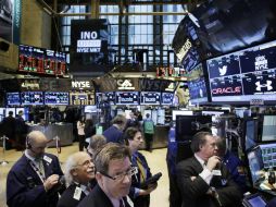 Wall Street abre con ligeras ganancias, a pesar del aumento de las solicitudes semanales de ayuda por desempleo en EU. ARCHIVO /