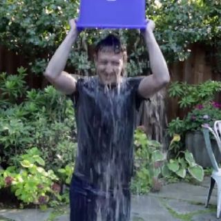 Mark Zuckerberg reta a Bill Gates con el 'desafío cubeta con hielo'