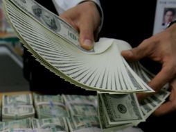 El tipo de cambio para solventar obligaciones denominadas en moneda extranjera en el país es de 13.0717 pesos. ARCHIVO /