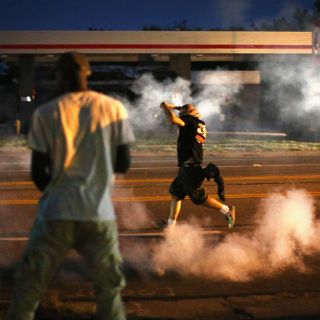Muerte de joven negro genera violentas protestas en EU