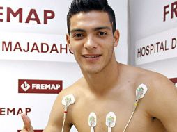 Raúl Jiménez firmó su contrato por seis temporadas en el Atlético de Madrid. EFE /