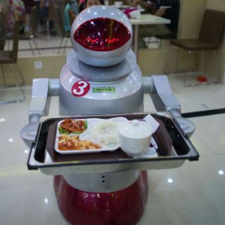 Robots sirven platos cocinados por androides en restaurante chino