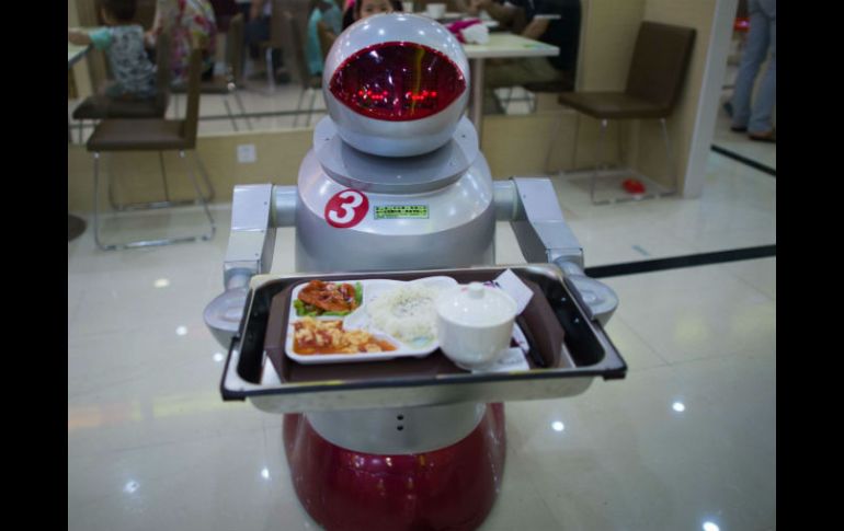 Los robots sólo tienen que cargar sus baterías por dos horas para una autonomía de cinco horas. AFP /