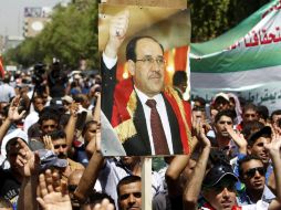 Manifestantes muestran pancartas con la fotografía de Nuri al Maliki, durante una protesta en Bagdad. EFE /