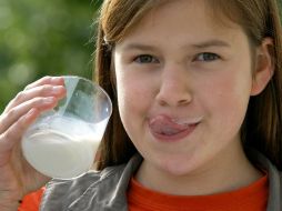 La leche es uno de los alimentos con mayor aporte de calcio. ARCHIVO /