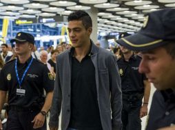 Raúl Jiménez llegó este jueves a España para incorporarse al Atlético de Madrid. EFE /