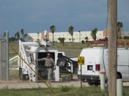 Un elemento de la Guardia Nacional sale de una torre de observación en Hidalgo, Texas. AP /
