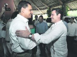 Gira de trabajo. El gobernador Aristóteles Sandoval (derecha) estuvo ayer de visita en Puerto Vallarta. ESPECIAL /