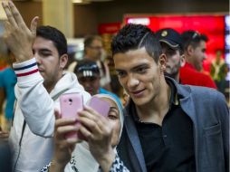 El delantero Raúl Jiménez, último fichaje del club colchonero, ayer en el aeropuerto de Barajas-Adolfo Suárez, en Madrid. EFE /