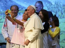 Un grupo de jóvenes surcoreanos toma una ''selfie'' en compañía del Papa Francisco, en el Santuario de Solmoe, a las afueras de Seúl. AP /