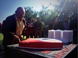El 'Pistache' Torres parte el pastel en celebración de los 98 años del Atlas y 63 desde que llegó al equipo. Foto: @atlasfc. ESPECIAL /