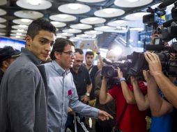 ''Haga cerrar la boca a los que hoy rabian por su fichaje'', dice el periodista al delantero mexicano. EFE /