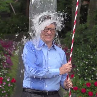 Bill Gates acepta 'a su manera' reto de Mark Zuckerberg