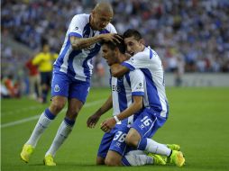 Héctor Herrera celebra con Ruben Neves y Maicon el primer gol del partido. AFP /