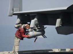 Un operador revisa un misil antes de despegar cazas a territorio iraquí. EFE /