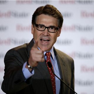 Rick Perry es acusado de abuso de poder