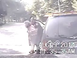 El policía saca la mujer de su auto y aplica la maniobra Heimlich para que expulse lo que la atragantaba. ESPECIAL /