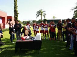 El festejo ayer en Atlas fue discreto pero significativo. El pastel lo partió Alfredo 'Pistache' Torres en presencia del primer equipo.  /