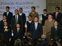 Los alumnos que obtuvieron las mejores calificaciones recibirán una beca de mil pesos mensuales por tres años. NTX /