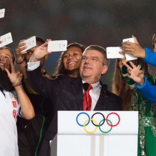 Con 'selfies' y 'castells' chinos inicia Nanjing 2014