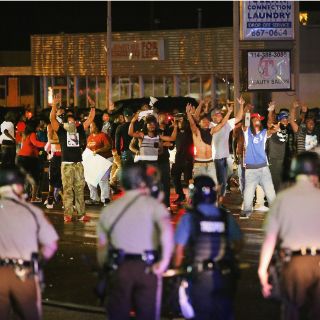 Policía y manifestantes chocan de nuevo en Missouri