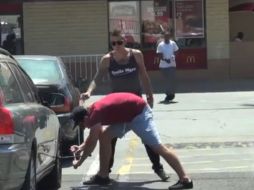 El hombre finje estar quitando los tornillos para después, tomar la llanta y salir corriendo. ESPECIAL /