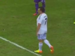 El aficionado esperó a que se cobrara el saque de esquina y salió entre risas. ESPECIAL /