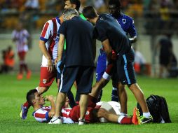 El delantero mexicano es atendido por parte del cuerpo médico de los colchoneros. EFE /