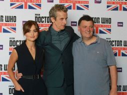 Los actores Jenna Coleman y Peter Capaldi así como el escritor Steve Moffat durante su visita en México. NTX /