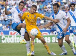 Acción de juego en el encuentro entre Puebla y Tigres. MEXSPORT /