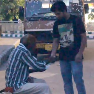 Vagabundo comparte su comida con un desconocido