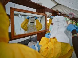 Elementos de Médicos Sin Fronteras se colocan sus equipos de protección en Liberia. AFP /