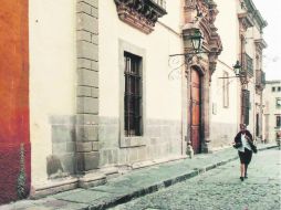 El Museo contempla a los paseantes que transitan por la calle.  /