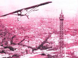 En esta admirable  foto de National Geographic se ve a Lidbergh en el Espíritu de San Luis sobrevolando la Torre Eiffel en París.  /