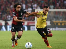 Enrique Esqueda (i) disputa el balón con Marcelo Alatorre (d). EFE /