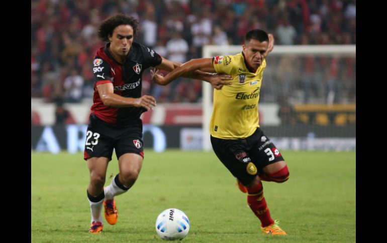 Enrique Esqueda (i) disputa el balón con Marcelo Alatorre (d). EFE /