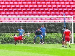 Durante la semana el Guadalajara entrenó en la cancha del Omnilife; una de sus prioridades fue el remate al arco.  /