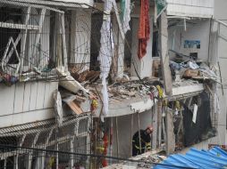 Más de mil funcionarios locales, policías, personal del ejército y bomberos acudieron a las regiones afectadas. EFE /