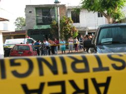 Los vecinos comentaban la muerte de Roberto Santana, de apenas 21 años de edad.  /