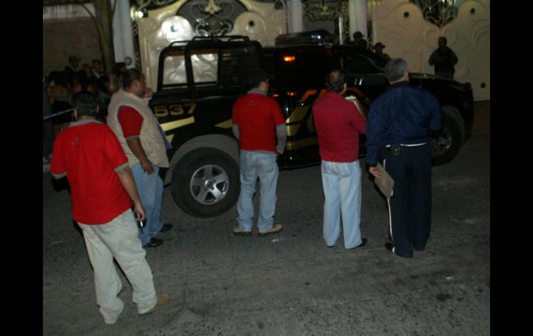 Por la pelea, algunos vehículos resultaron dañados, así como las fachadas de algunas viviendas. ARCHIVO /