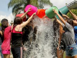 La dinámica fue grabada por los presentes, que a pesar de cumplir con el reto, también donaron.  /