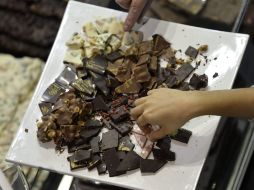 El chocolate de mejor calidad comienza a derretirse alrededor de los 34 grados Celsius. ARCHIVO /