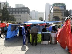 Se mantienen alerta para continuar con las negociaciones con los maestros que mantienen plantón en el Zócalo. ARCHIVO /