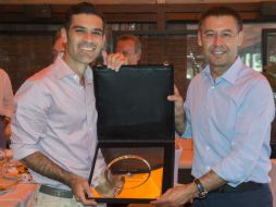 Márquez recibió de manos del presidente del catalán, Josep Maria Bartomeu, el reconocimiento. MEXSPORT /