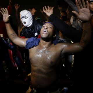 Amplían toque de queda en Ferguson, donde siguen protestas